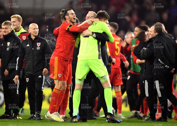 191119 - Wales v Hungary - UEFA Euro Championship Qualifying - Gareth Bale and Wales goalkeeper Wayne Hennessey celebrate at the end of the game