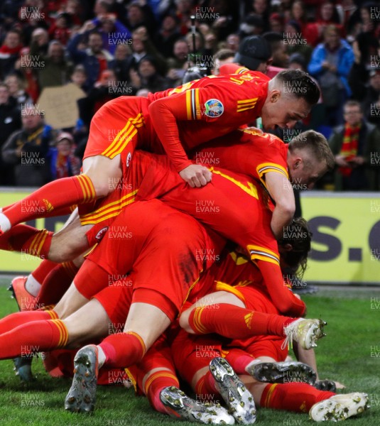 191119 - Wales v Hungary, European Cup 2020 Qualifier -Wales players celebrate after Aaron Ramsey of Wales scores his second goal