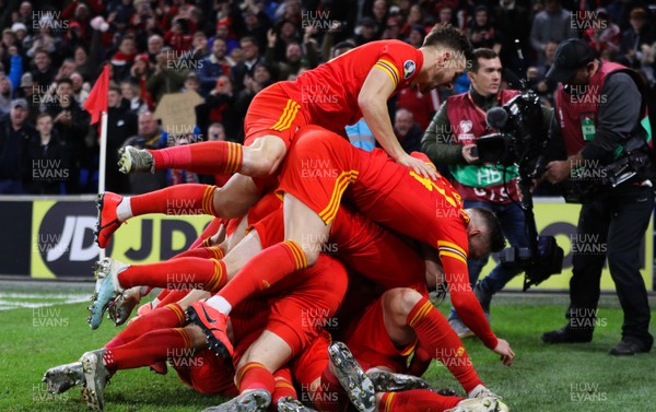191119 - Wales v Hungary, European Cup 2020 Qualifier -Wales players celebrate after  Aaron Ramsey of Wales scores his second goal