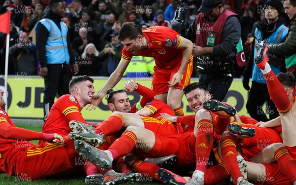 191119 - Wales v Hungary, European Cup 2020 Qualifier -Wales players celebrate after  Aaron Ramsey of Wales scores his second goal
