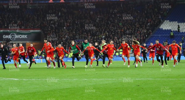 191119 - Wales v Hungary, European Cup 2020 Qualifier - Wales players celebrate at the end of the match