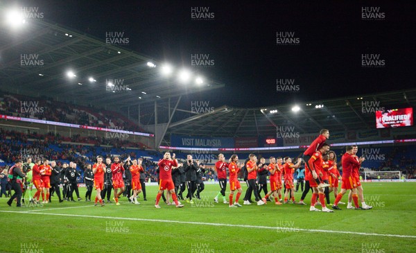 191119 - Wales v Hungary, European Cup 2020 Qualifier - Wales team celebrate during a lap of honour at the end of the match