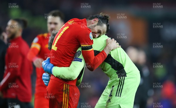 191119 - Wales v Hungary, European Cup 2020 Qualifier - Gareth Bale of Wales and Wales goalkeeper Wayne Hennessey celebrate at the end of the match