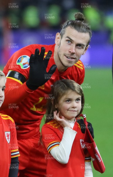 191119 - Wales v Hungary, European Cup 2020 Qualifier - Gareth Bale of Wales with mascot, believed to be his daughter, at the start of the match