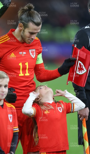 191119 - Wales v Hungary, European Cup 2020 Qualifier - Gareth Bale of Wales with mascot, believed to be his daughter, at the start of the match