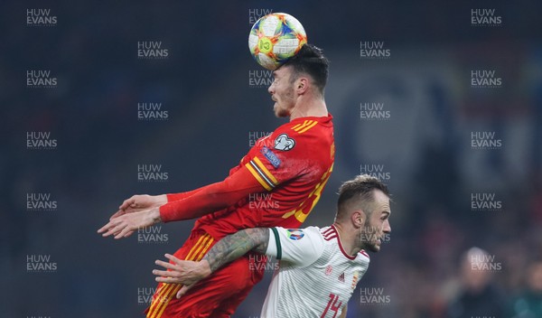 191119 - Wales v Hungary, European Cup 2020 Qualifier - Kieffer Moore of Wales beats Gergo Lovrencsics of Hungary to the ball