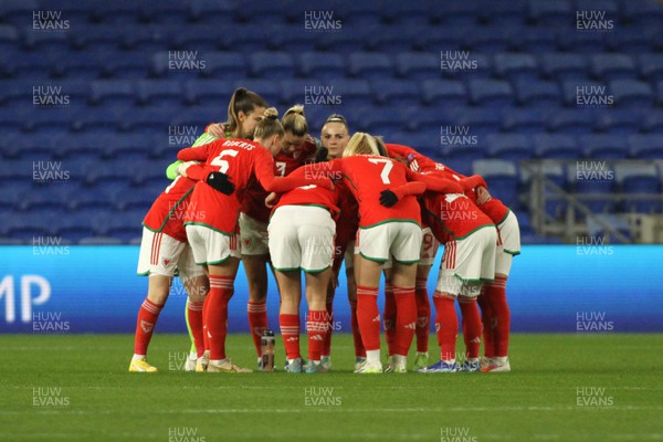 011223 - Wales v Iceland - UEFA Women’s Nations League - Players of Wales huddle before kick off