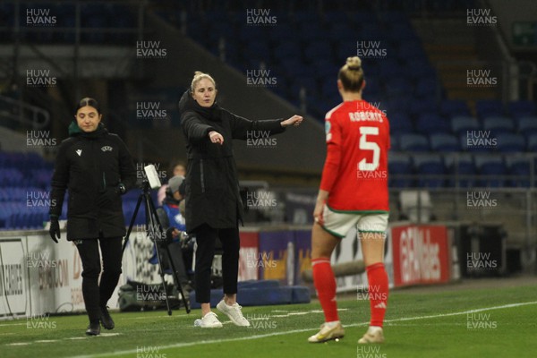 011223 - Wales v Iceland - UEFA Women�s Nations League - Head Coach of Wales Gemma Grainger gives instructions