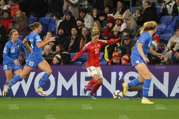 011223 - Wales v Iceland - UEFA Women’s Nations League - Jess Fishlock of Wales takes on Karolina Vilhjalmsdottir of Iceland