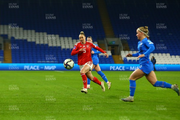 011223 - Wales v Iceland - UEFA Women’s Nations League - Rhiannon Roberts of Wales takes on Saedis Heioarsdottir of Iceland for a through ball