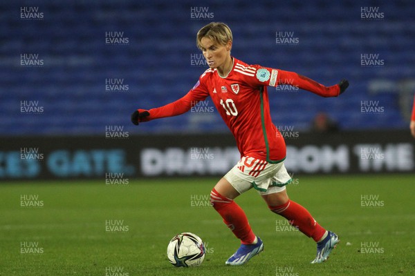 011223 - Wales v Iceland - UEFA Women’s Nations League - Jess Fishlock of Wales attacks from midfield