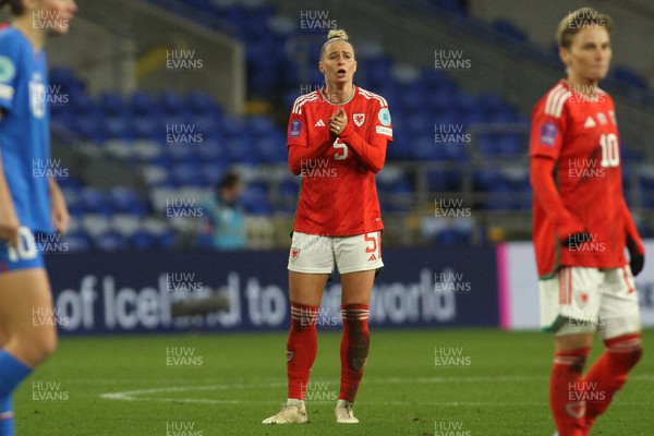 011223 - Wales v Iceland - UEFA Women’s Nations League - Rhiannon Roberts of Wales encourages her team mates