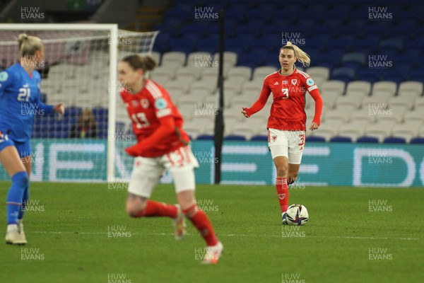 011223 - Wales v Iceland - UEFA Women’s Nations League - Gemma Evans of Wales looks to launch an attack