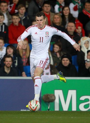 050314 - Wales v Iceland - Vauxhall International Friendly - Gareth Bale of Wales gets past Ari Freyr Skulason of Iceland 