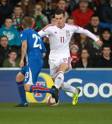 050314 - Wales v Iceland - Vauxhall International Friendly - Gareth Bale of Wales gets past Ari Freyr Skulason of Iceland 