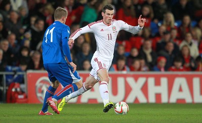 050314 - Wales v Iceland - Vauxhall International Friendly - Gareth Bale of Wales goes past Alfred Finnbogason of Iceland 