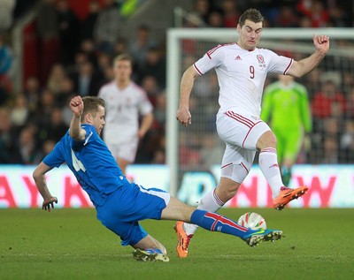 050314 - Wales v Iceland - Vauxhall International Friendly - Sam Vokes of Wales is tackled by Kari Arnason of Iceland 