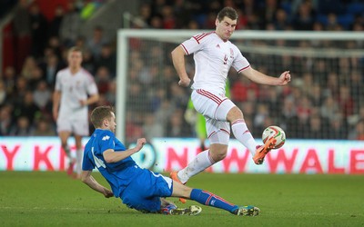 050314 - Wales v Iceland - Vauxhall International Friendly - Sam Vokes of Wales is tackled by Kari Arnason of Iceland 