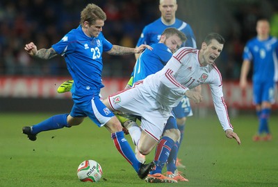 050314 - Wales v Iceland - Vauxhall International Friendly - Gareth Bale of Wales is tackled by Ari Freyr Skulason and Aron Einar Gunnarsson of Iceland 