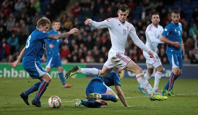 050314 - Wales v Iceland - Vauxhall International Friendly - Gareth Bale of Wales is tackled by Kari Arnason of Iceland 