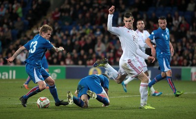 050314 - Wales v Iceland - Vauxhall International Friendly - Gareth Bale of Wales is tackled by Kari Arnason of Iceland 
