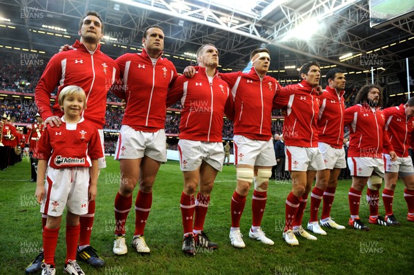 020213 - Wales v Ireland - RBS Six Nations -Wales players line up for the national anthems