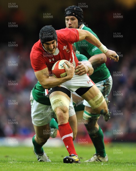 020213 - Wales v Ireland - RBS Six Nations -Sam Warburton of Wales gets past Cian Healy and Sean O'Brien of Ireland