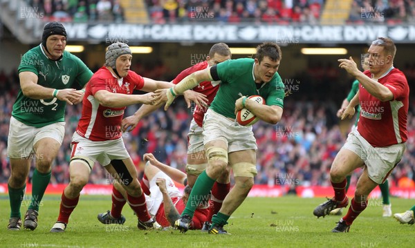 020213 - Wales v Ireland, 2013 RBS 6 Nations - Ireland's Peter O'Mahony gets away from Wales' Jonathan Davies    