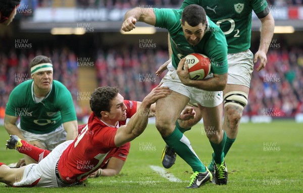 020213 - Wales v Ireland, 2013 RBS 6 Nations - Ireland's Rob Kearney gets away from Wales' George North     