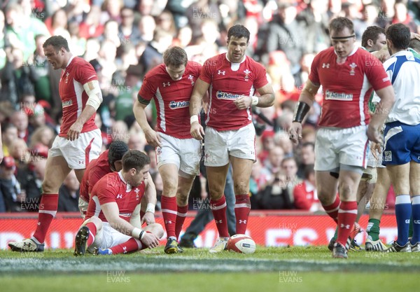 020213 -  Wales v Ireland - RBS 6Nations - Wales players look dejected after Ireland score 