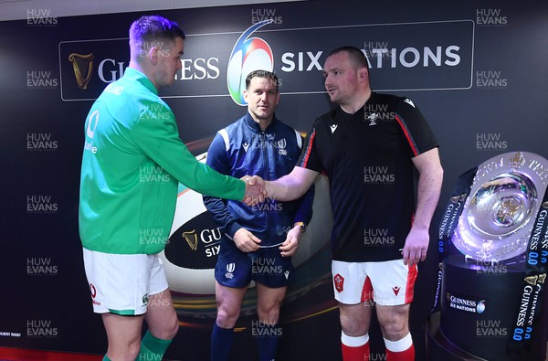 040223 - Wales v Ireland - Guinness Six Nations - Johnny Sexton of Ireland, Referee Karl Dickson  and Ken Owens of Wales during the coin toss