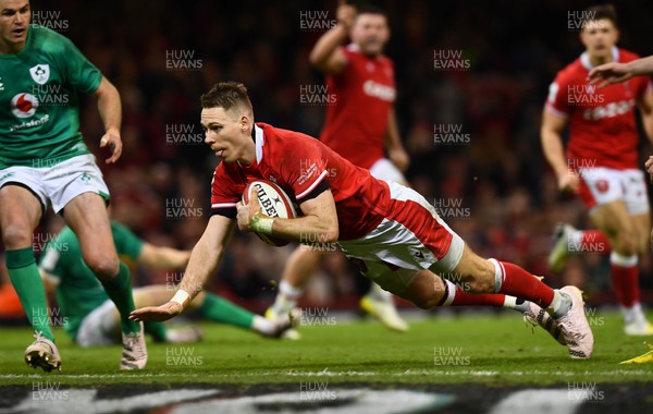 040223 - Wales v Ireland - Guinness Six Nations - Liam Williams of Wales scores try