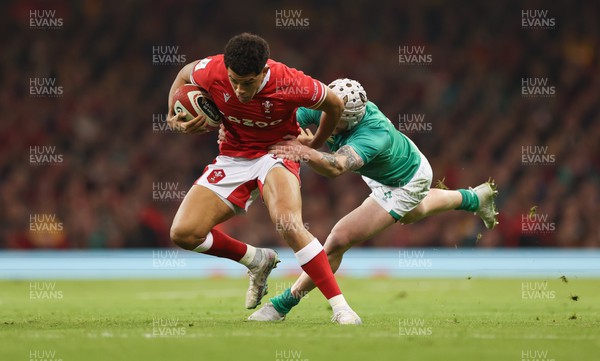 040223 - Wales v Ireland, Guinness Six Nations 2023 - Rio Dyer of Wales takes on Mack Hansen of Ireland