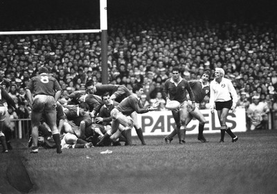 040289 - Wales 13 v 19 Ireland - Five Nations Championship -  Robert Jones of Wales