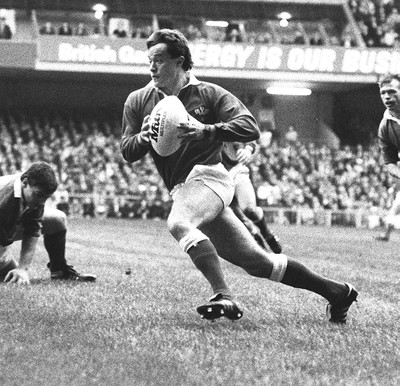 040289 - Wales 13 v 19 Ireland - Five Nations Championship -  Bleddyn Bowen of Wales