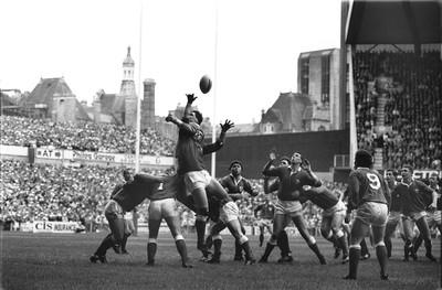 040289 - Wales 13 v 19 Ireland - Five Nations Championship -  Line out