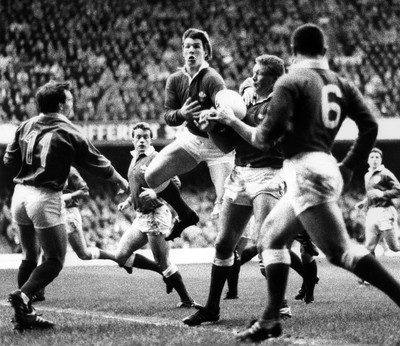 040289 - Wales v Ireland - Five Nations - John Devereux and Mark Jones of Wales go for the high ball 