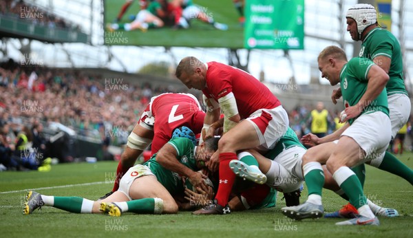 070919 - Wales v Ireland - Guinness Series 2019 - RWC Warm Up - Dan Biggar of Wales is held up on the line by Robbie Henshaw and Rob Kearney of Ireland
