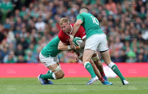 070919 - Wales v Ireland - Guinness Series 2019 - RWC Warm Up - Ross Moriarty of Wales is tackled by Josh van der Flier and Jonathan Sexton of Ireland