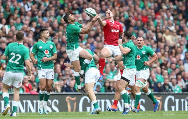 070919 - Wales v Ireland - Guinness Series 2019 - RWC Warm Up - Rob Kearney of Ireland and George North of Wales go for the high ball