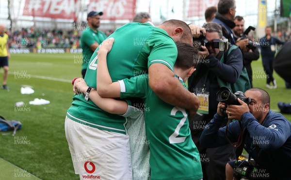 070919 - Wales v Ireland - Guinness Series 2019 - RWC Warm Up - An emotional Rory Best of Ireland and his family at the end of his last home game in Dublin