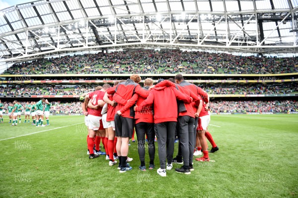 070919 - Ireland v Wales - International Rugby Union - Players huddle at the end of the game