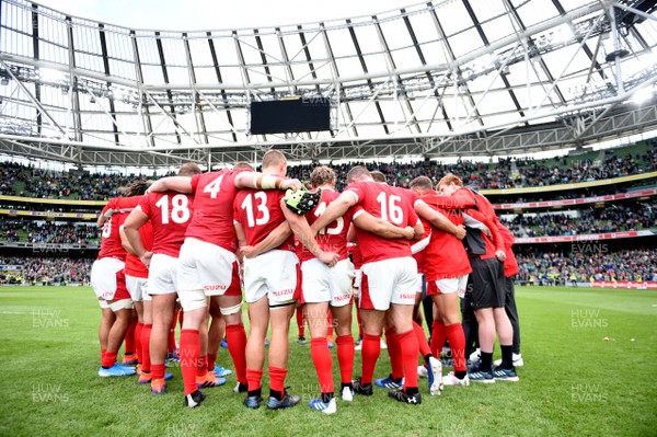 070919 - Ireland v Wales - International Rugby Union - Players huddle at the end of the game