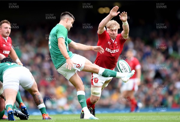 070919 - Ireland v Wales - International Rugby Union - Aaron Wainwright of Wales attempt a charge down on Conor Murray of Ireland