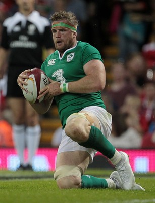 080815 - Wales v Ireland - Dove Mens Series - Jamie Heaslip of Ireland scores the first try