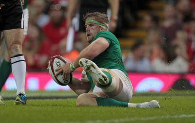 080815 - Wales v Ireland - Dove Mens Series - Jamie Heaslip of Ireland scores the first try