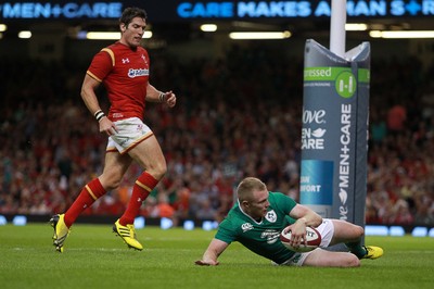 080815 - Wales v Ireland - Dove Mens Series - Keith Earls of Ireland runs in to score a try