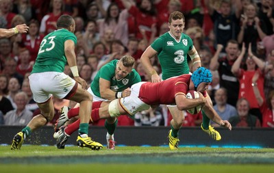 080815 - Wales v Ireland - Dove Mens Series - Justin Tipuric of Wales runs in to score a try