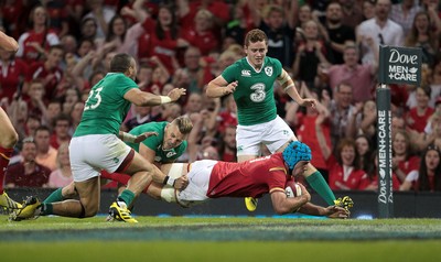 080815 - Wales v Ireland - Dove Mens Series - Justin Tipuric of Wales runs in to score a try