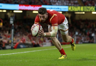 080815 - Wales v Ireland - Dove Mens Series - Alex Cuthbert of Wales scores a try